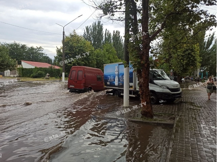 В Мелитополе улицы микрорайона превратились в реки (фото, видео)